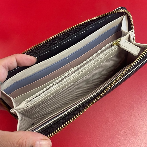 Radley London Elegant Black Zip Wallet - Picture 7 of 9